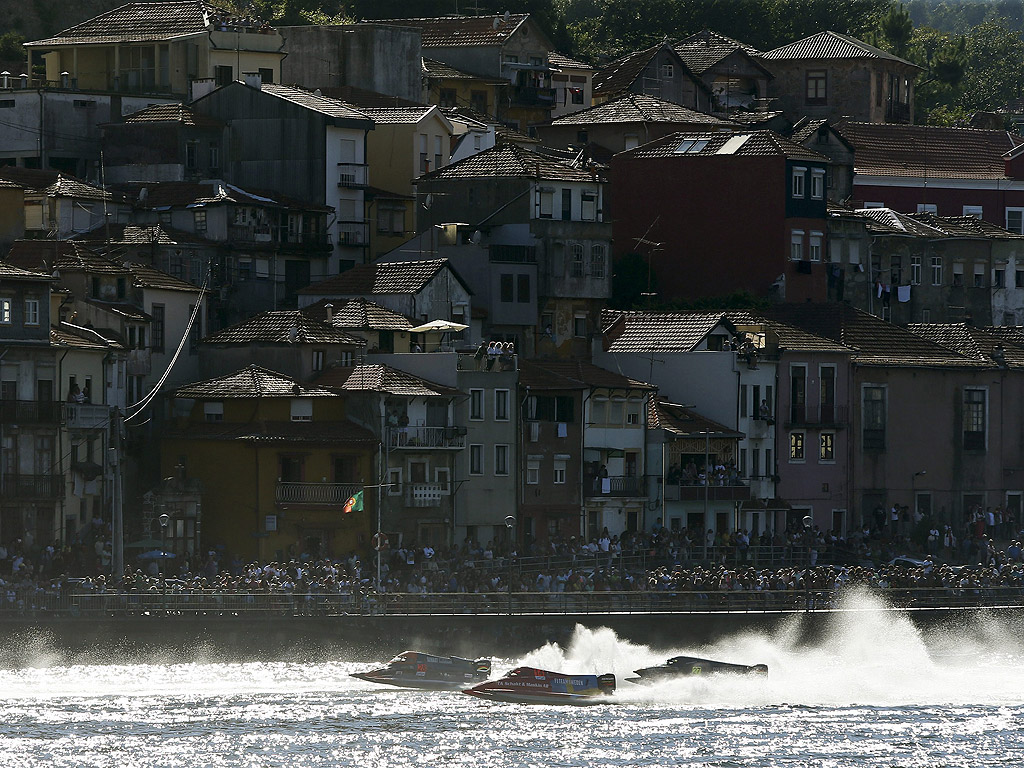 Три лодки в състезание по време на Powerboat F1 Grand Prix в Порто, Португалия