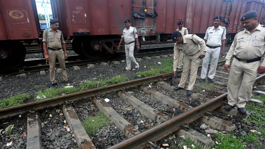 Два влака дерайлираха в Индия, над 30 са жертвите