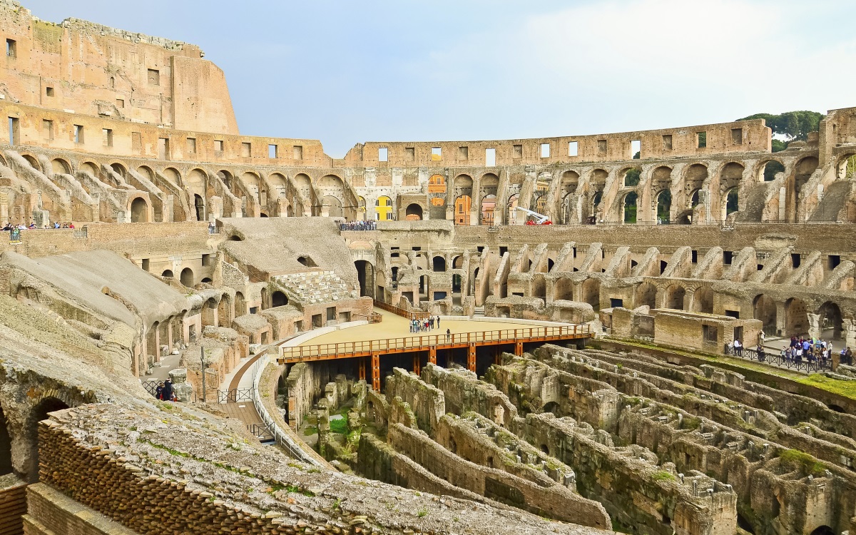 Колизеумът е завършен през 80 г. Най-големият амфитеатър от времето на Римската империя е с размери 188 на 156 м и височина 48,50 м. Той е посещаван от около 6 млн. души годишно.