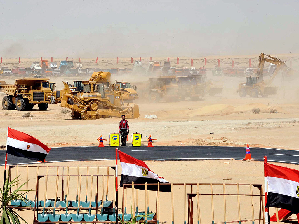 Откриха новото трасе и разширението на Суецкия канал. Президентът Сиси посочи, че това подарък, който Египет прави на света