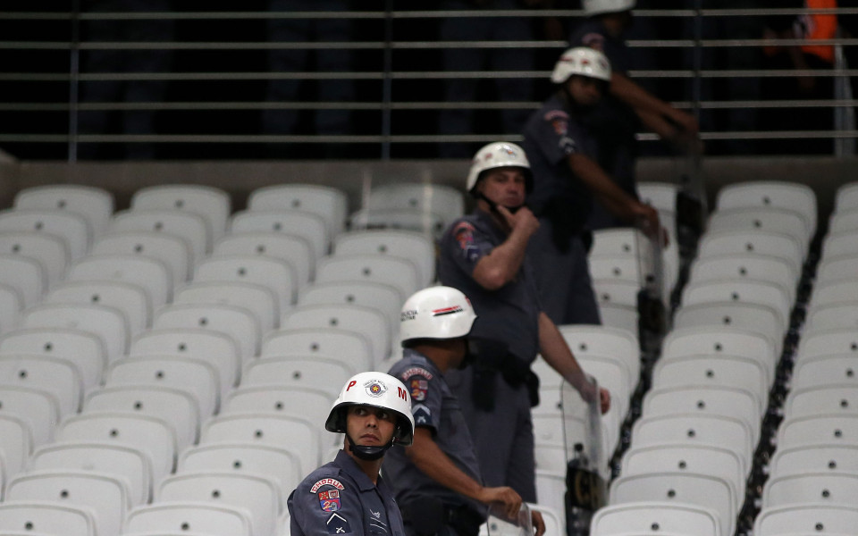 Спец-части охраняват съдия от бесни играчи в бразилско дерби