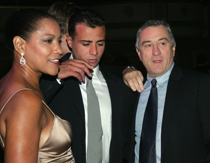 <p>Робърт Де Ниро заедно с настоящата си съпруга Грейс Хайтауър и своя първороден син Рафаел (който е от неговия първи брак с актрисата и певица Даян Абът) на светско парти, Ню Йорк, септември 2004 г.</p>