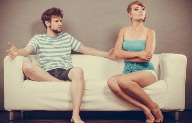 <p><strong>Не припомняйте стари грешки</strong></p>

<p>Това е най-често нарушаваното правило. Да започнете от нещо конкретно и да продължите, припомняйки си стари грешки. Ако сте простили за нещо в миналото,<strong> простете наистина и спрете да го натяквате на човека</strong> срещу вас всеки път, когато се карате.</p>

<p>Не е честно, особено когато отсрещната страна се е <strong>разкаяла и се е променила</strong>.</p>