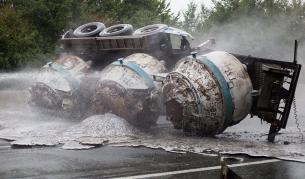 Германия: Камион разсипа течен алуминий (снимки)