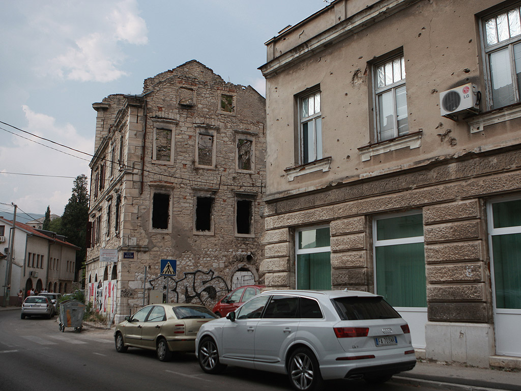 В периода от 1993 до 1994 г. в Босна и Херцеговина бушува гражданска война. По време на сраженията загиват около 200 000 души, а бежанците са над 2 милиона души. На 9 май 1993 г. в Мостар босненските хървати предприемат нападателен удар срещу босненските мюсюлмани, като по този начин последните са изтласкани от другата страна на река Неретва.