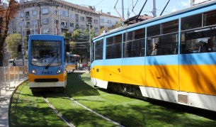 Коли газят през зелените трамвайни линии (видео)