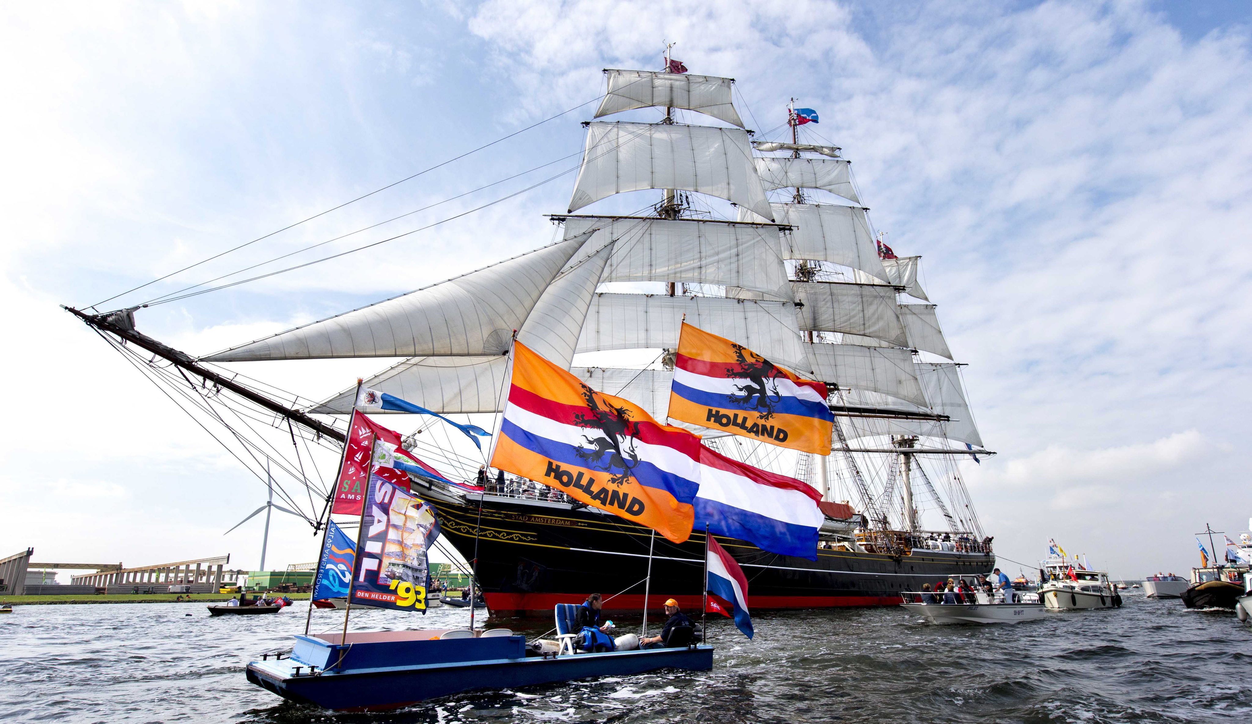 Традиционният парад на всякакви видове плавателни средства се провежда в Амстердам веднъж на всеки пет години и събира десетки хиляди зрители