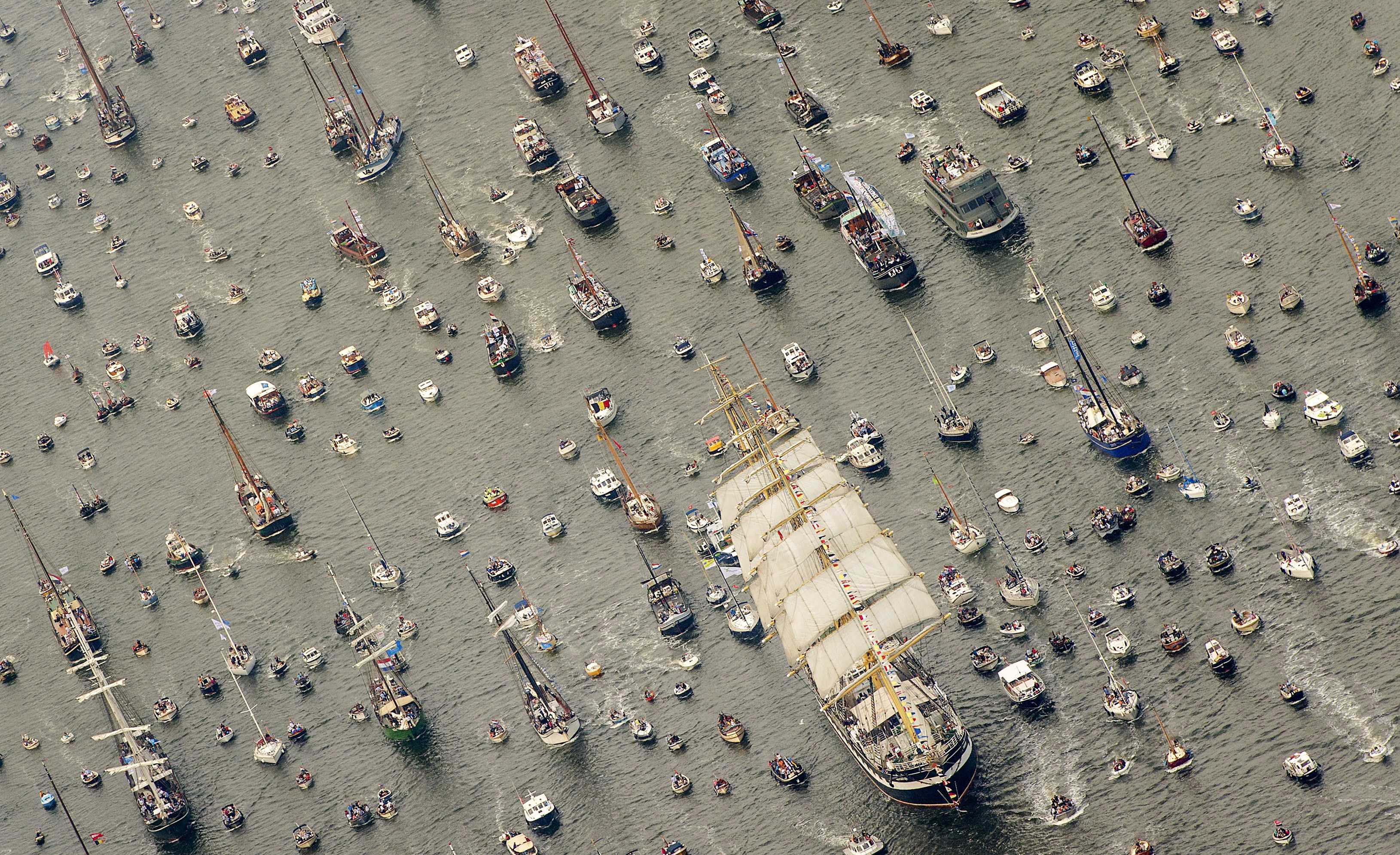 Традиционният парад на всякакви видове плавателни средства се провежда в Амстердам веднъж на всеки пет години и събира десетки хиляди зрители
