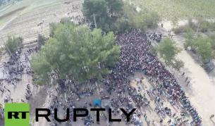 Хиляди бежанци блокирани на границата на Македония