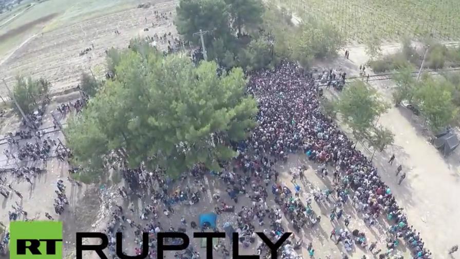 Хиляди бежанци блокирани на границата на Македония