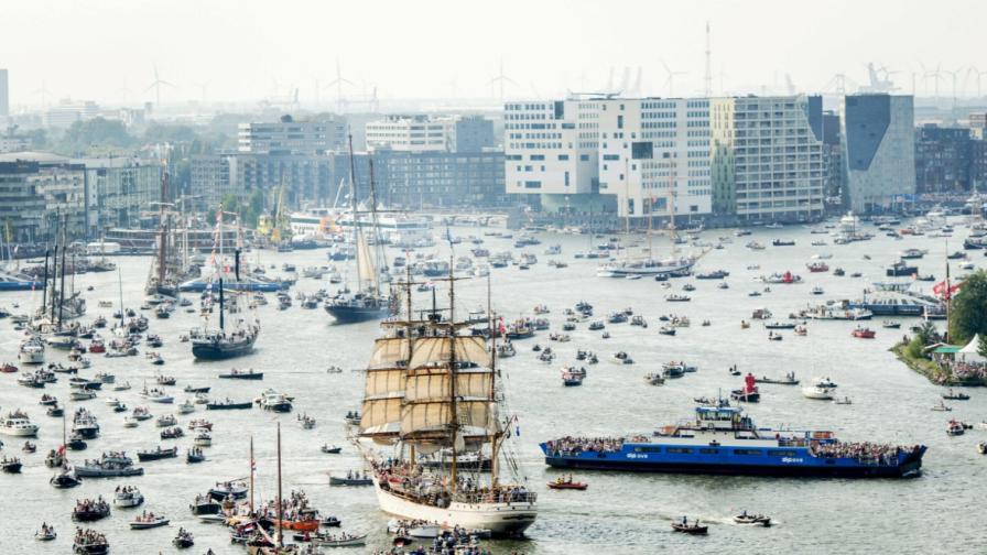Парад на мачтови кораби в Амстердам