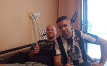 Локомотивци от цял свят подкрепиха пострадал фен на „смърфовете“