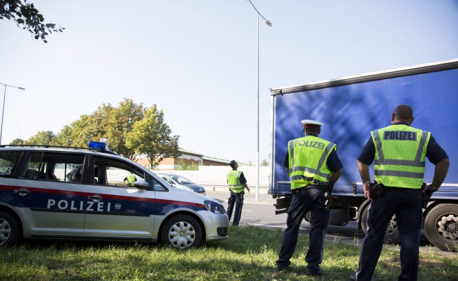 Австрийската полиция откри 42 бежанци, скрити още веднъж в хладилен камион 