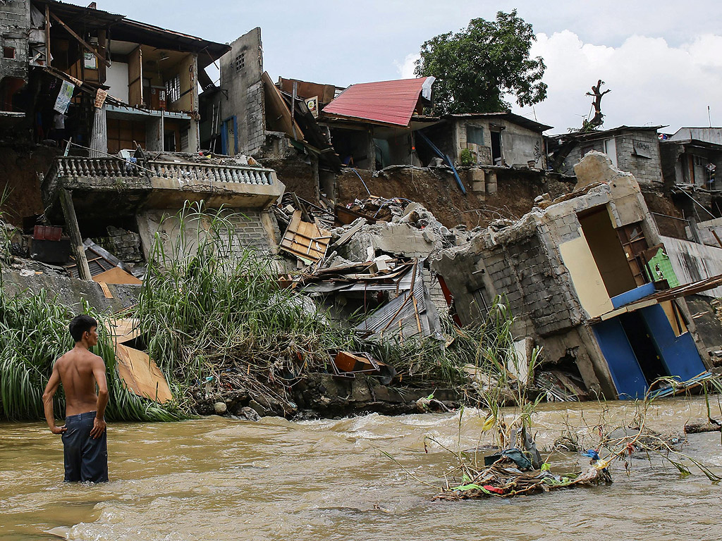 Дига се скъса в Марикина Сити, източно от Манила, Филипините. Най-малко сто семейства са били евакуирани след като десетки къщи са повредени при проливни дъждове и скъсаната дига