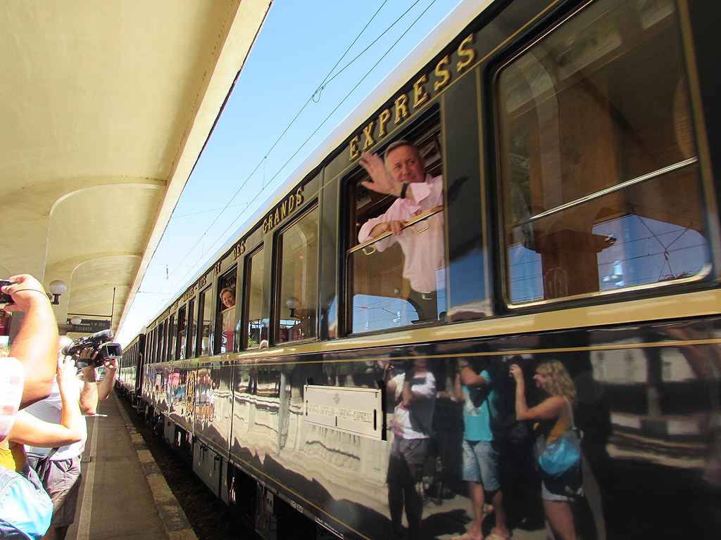 95 пътници от 5 континента пристигнаха на русенската жп гара с легендарния влак „Ориент Експрес“. Композицията престоя около 30 минути, след което продължи за Варна и оттам за Истанбул