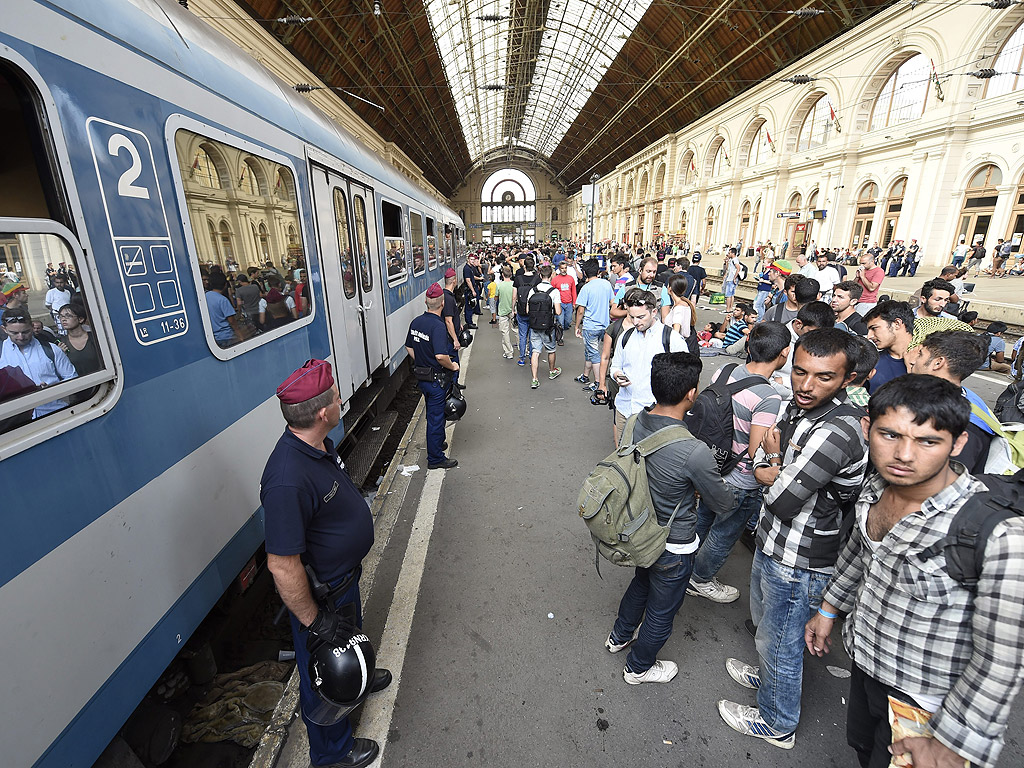 Имигранти чакат да се качат на влак на гара Келети в Будапеща, Унгария. Стотици имигранти се втурнаха на пероните на гарата в Будапеща, след като унгарската полиция отвори достъпа до гарата. Унгарските железници казаха, че няма да има влакове към Западна Европа за момента. Хиляди бежанци - много от които са пътували от Африка и Близкия изток с надеждата да достигнат страни като Германия и Швеция - са блокирани на гарата