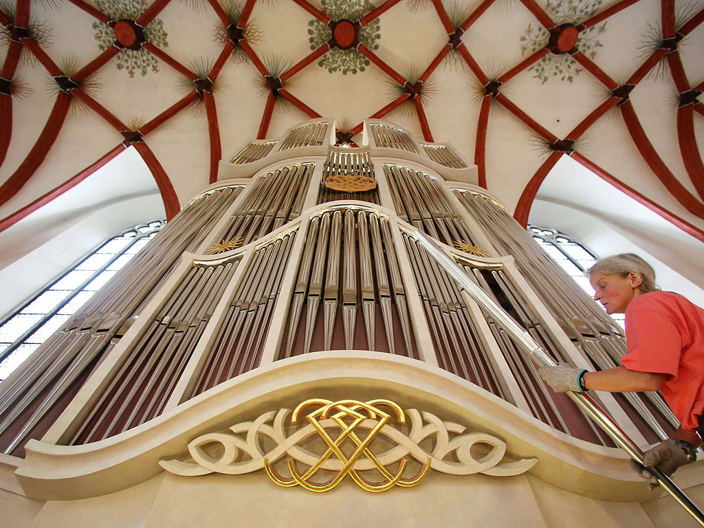 Моника Зомер вади една от 4267-те тръби за почистване, на органа в църквата Св.Томас в Лайпциг, Германия. Всяка една от тръбите ще бъде почистена индивидуално през следващите десет седмици. Органът е използван от Йохан Себастиан Бах
