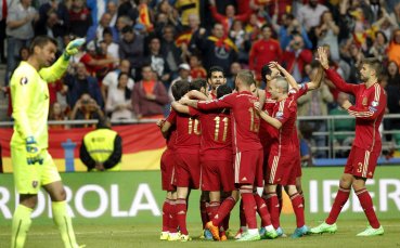 Без много зор Испания наказа Словакия и излезе лидер