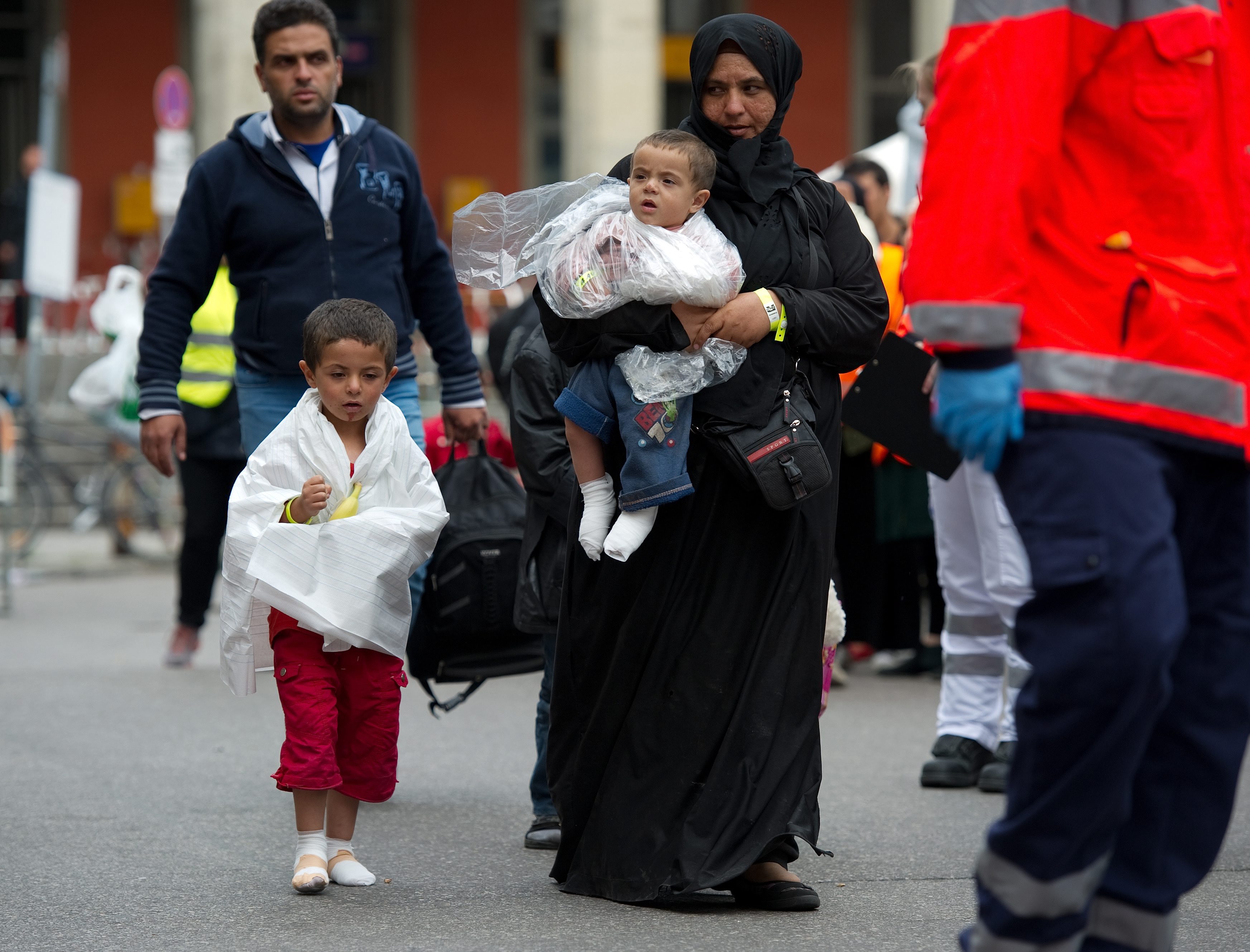 През последния уикенд в Германия пристигнаха около 20 000 бежанци, в голямата си част дошли от Сирия