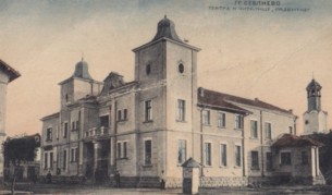 Стефан Братованов създава библиотека в Севлиево
