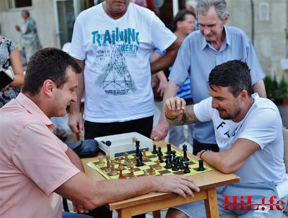 Христо Йовов, кмет и депутати играха шах и канадска борба с инвалиди