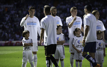 Синът на спънатия от журналистка бежанец излезе на терена с Роналдо