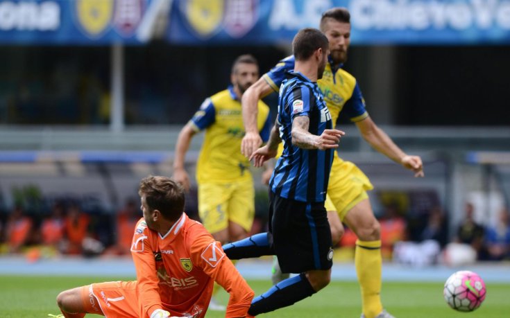 Интер запази 100-процентовия си актив и лидерското място