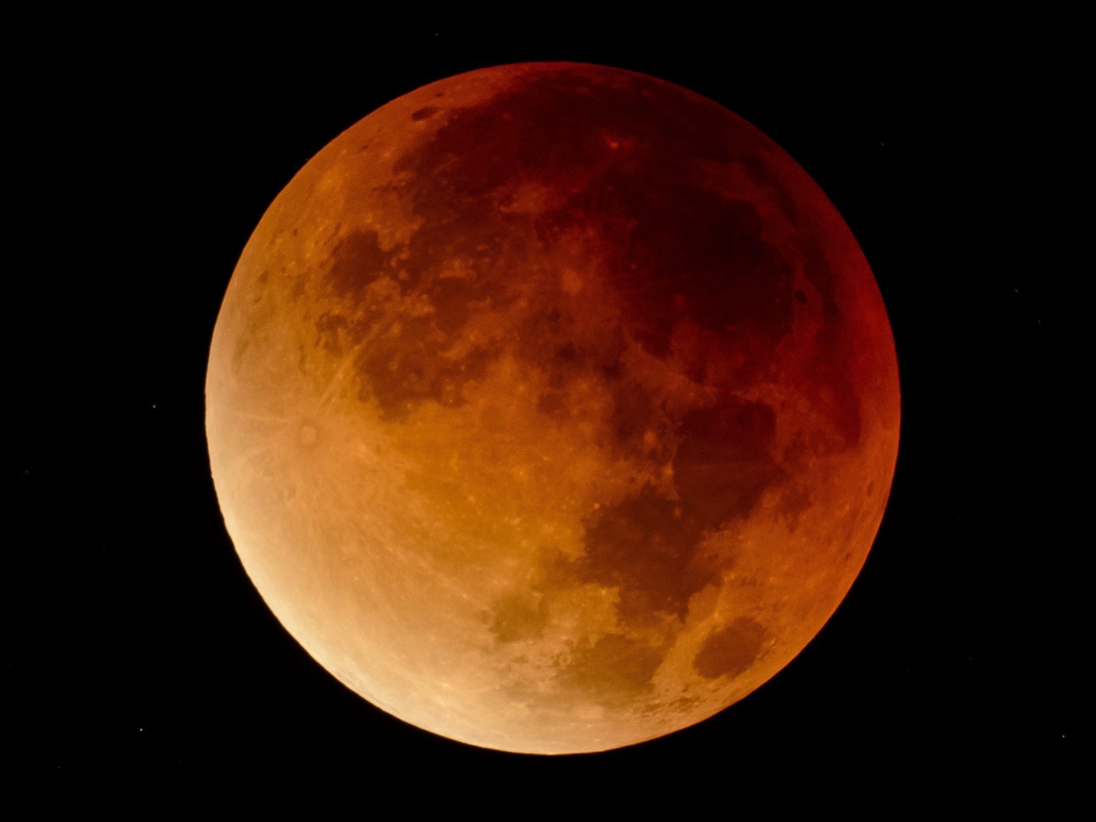 Тази нощ наблюдавахме особено зрелищно пълно лунно затъмнение, съвпадащо със суперлуние – максималното доближаване на Луната до Земята.