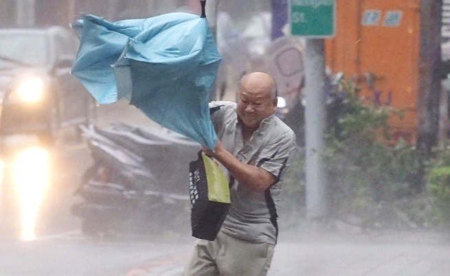 Тайфун връхлетя Тайван - има жертви, ранени и разрушения
