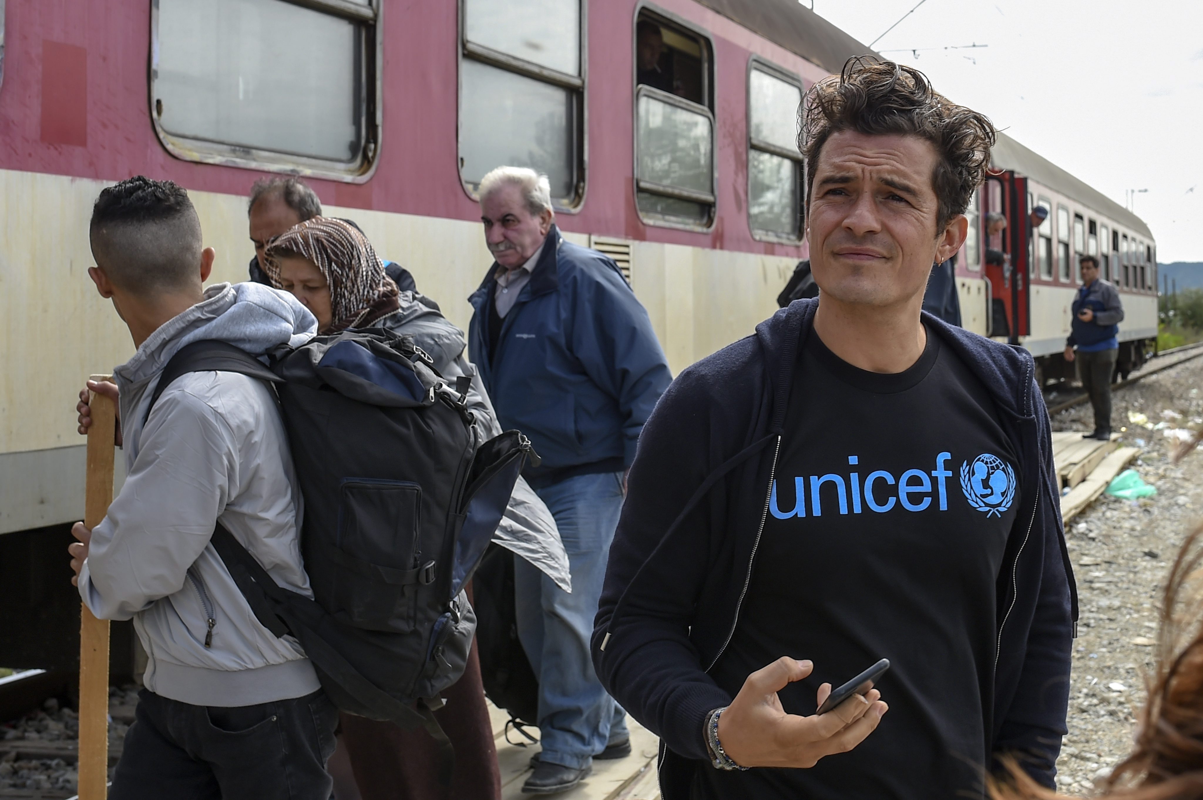 Британският актьор Орландо Блум, който е посланик на добра воля на УНИЦЕФ, посети днес приемен център за мигранти в Гевгелия, на македонско-гръцката граница