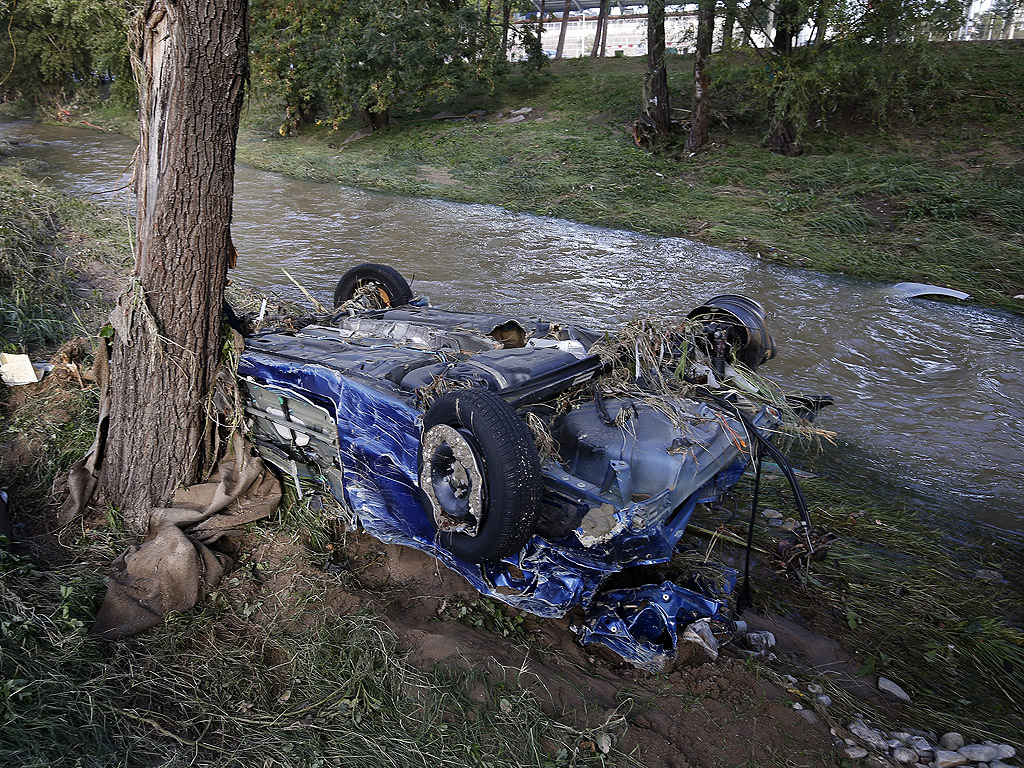 Най-малко 17 души са загинали при наводнения и свлачища, предизвикани от проливни дъждове, излели в района на френската Ривиера през почивните дни, съобщиха световните медии.
