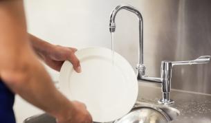 Учени: Миенето на чинии намалява стреса