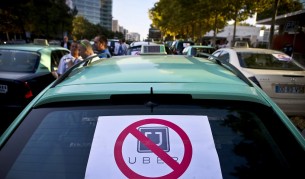 Uber моли потребителите да я защитят от държавата