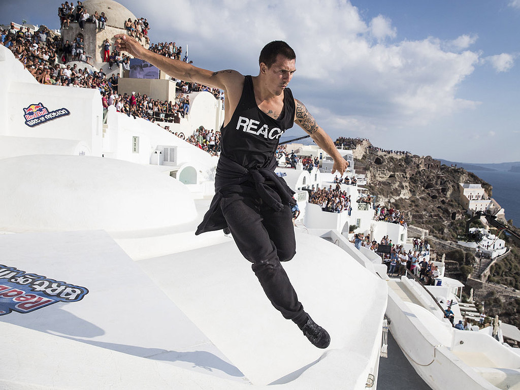 Димитрис „ДиКей“ Кирсанидис от Гърция флипира, направи скокове, и кълба, проправяйки си път към впечатляваща freerunning победа на финала на Red Bull Art of Motion финала за 2015. Той печели титлата за 2-ра поредна година на предизвикателните естествени скали в Санторини
