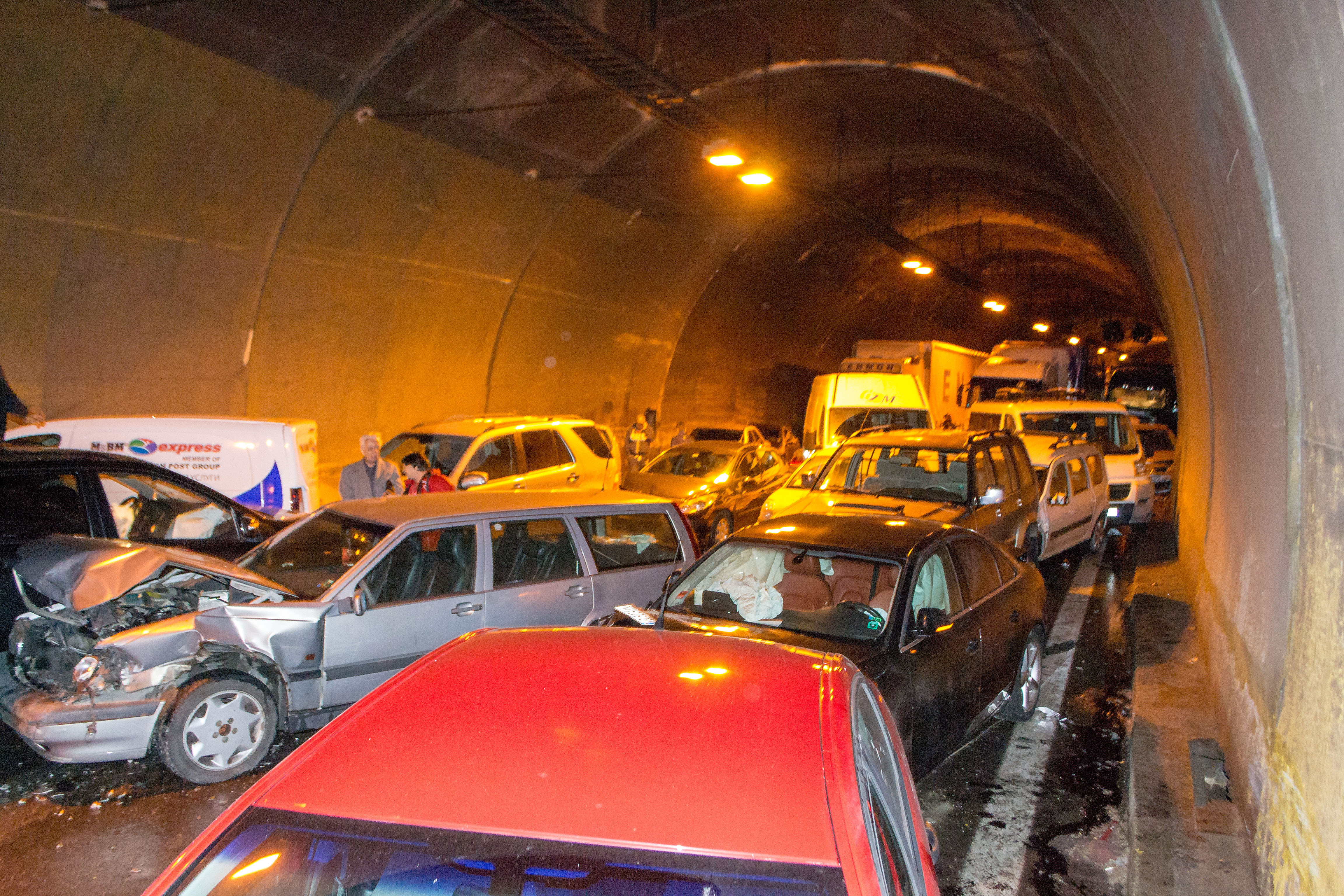 Тежка верижна катастрофа на десетки автомобили в тунела "Витиня" на АМ „Хемус”. Незабавно към мястото бяха насочени екипи на полицията, пожарната и Бърза помощ. Екипи на ОДМВР – София, СДВР и ГДПБЗН оказват съдействие на мястото на произшествието.
