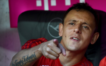 ВИДЕО: Рафиня и талисманът на Байерн в коледен дует