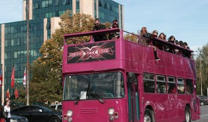 Фенове и звезди пяха в парти буса на X factor (видео)