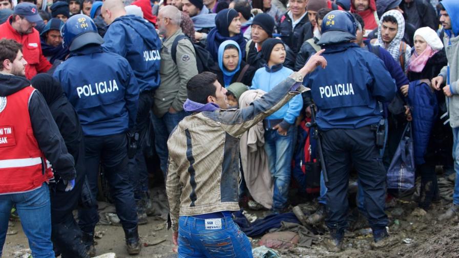 5000 мигранти потрошиха телена ограда и нахлуха в Хърватия