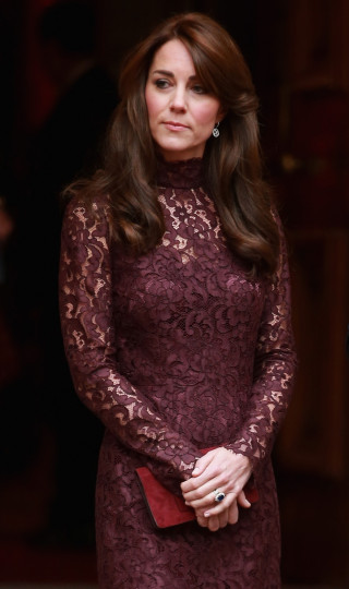 Кралското семейство на Великобритания посрещна президента на Китай Си Цзинпин и съпругата му. Кейт Мидълтън се появи с прекрасна рокля от дантела в тъмно лилаво, а на официалната вечеря бе с червена рокля и разкошна тиара.