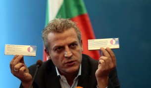 Петър Москов показва двете ваксини