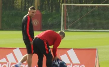 Швайни заведе дело заради нацистката кукла