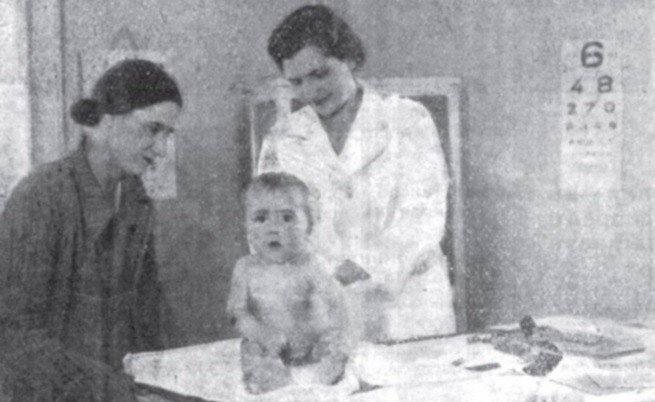 Невена Кантарджиева-Кожухарова по време на работа в здравно-съвещателната станция