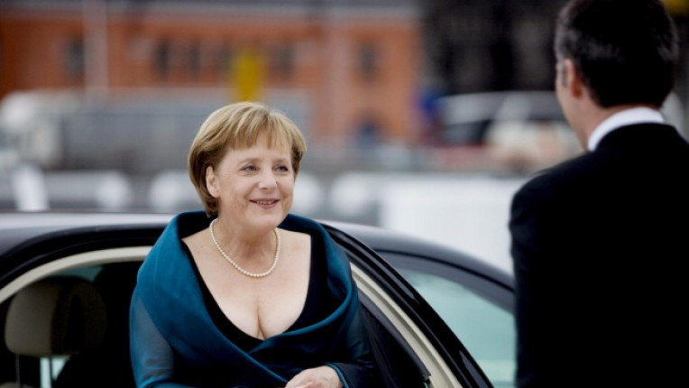 Ето този тоалет на Ангела Меркел с който тя пристигна