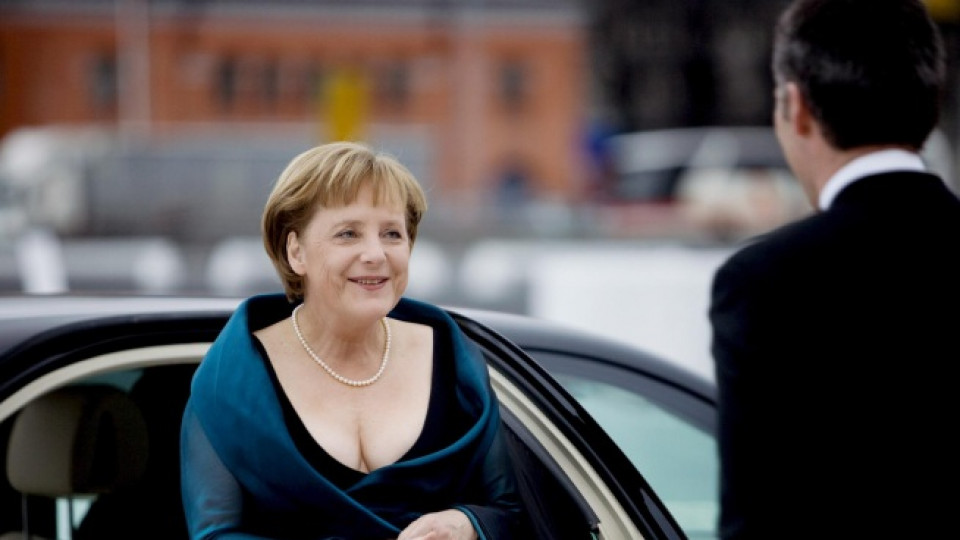 Ето този тоалет на Ангела Меркел, с който тя пристигна на прием в Осло през 2008-ма, разбуни пуританските духове. Оттогава обаче не си е позволявала подобни творчески решения