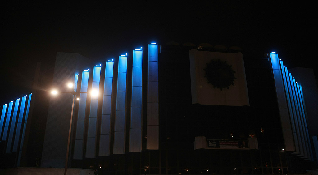 В навечерието на Деня на будителите фасадата на Двореца бе  осветена в различни цветове