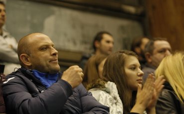 Тити гледа, ЦСКА пада