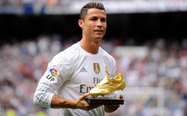 Кристиано подари фланелка на най-тежкия мъж в света