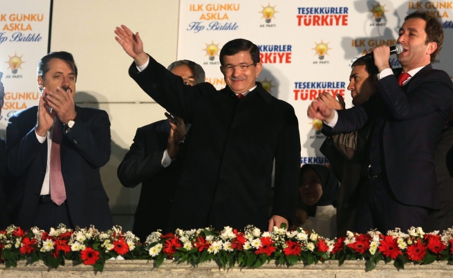 Управляващите печелят изборите в Турция