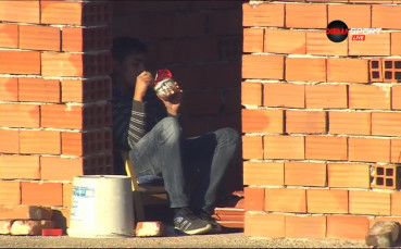 ВИДЕО: Хлапе похапва сладко на строеж по време на Монтана - Левски