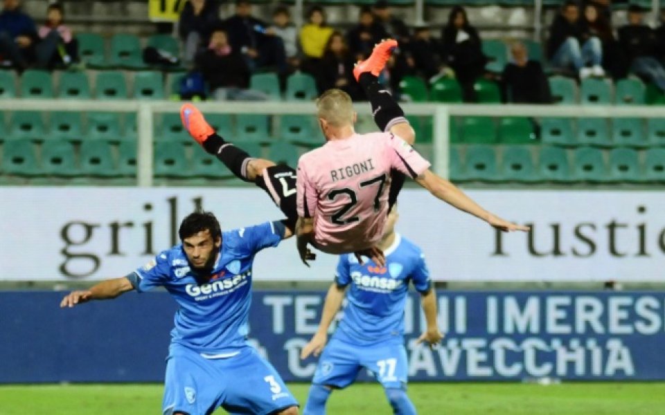 Лука Ригони във въздуха по време на мача Палермо - Емполи
